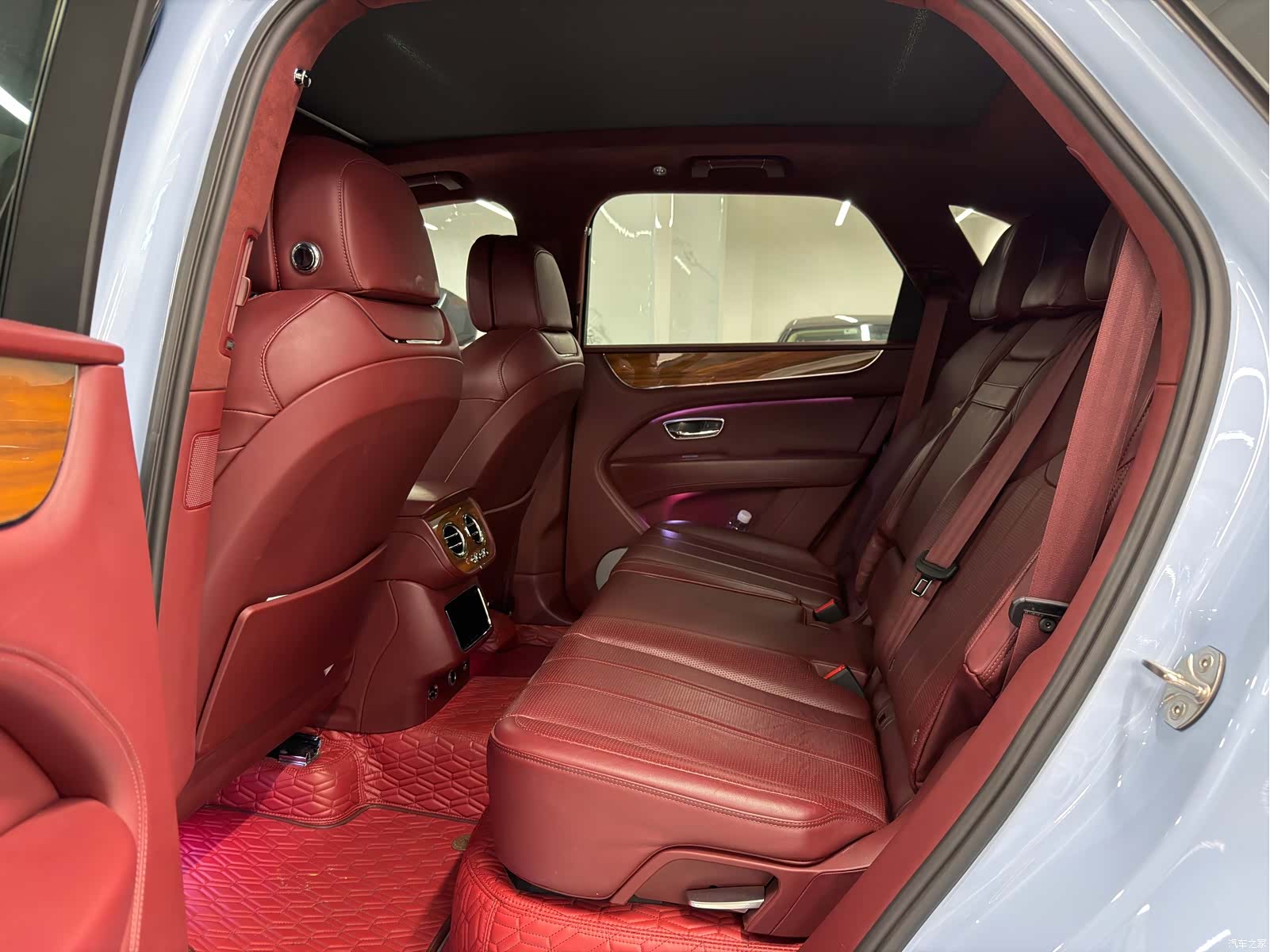 Bentley Bentayga, 2022 11