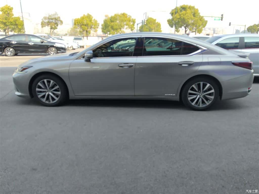 Lexus ES, 2019 все фото