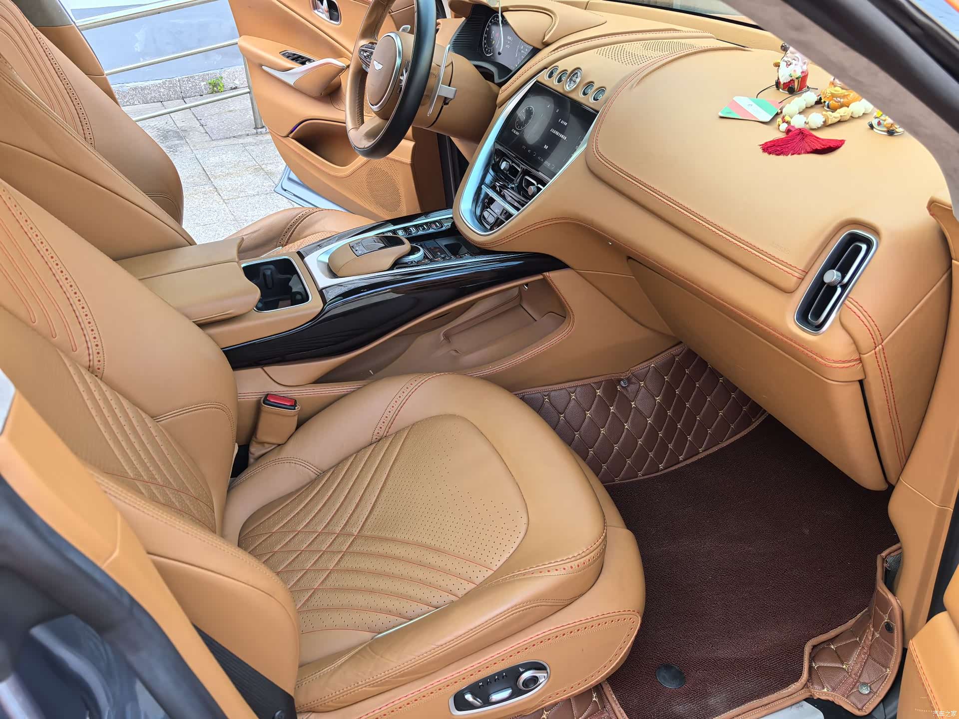 Aston Martin DBX, 2021 18