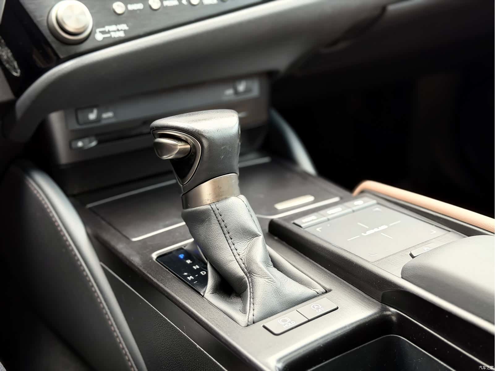 Lexus ES, 2021 11
