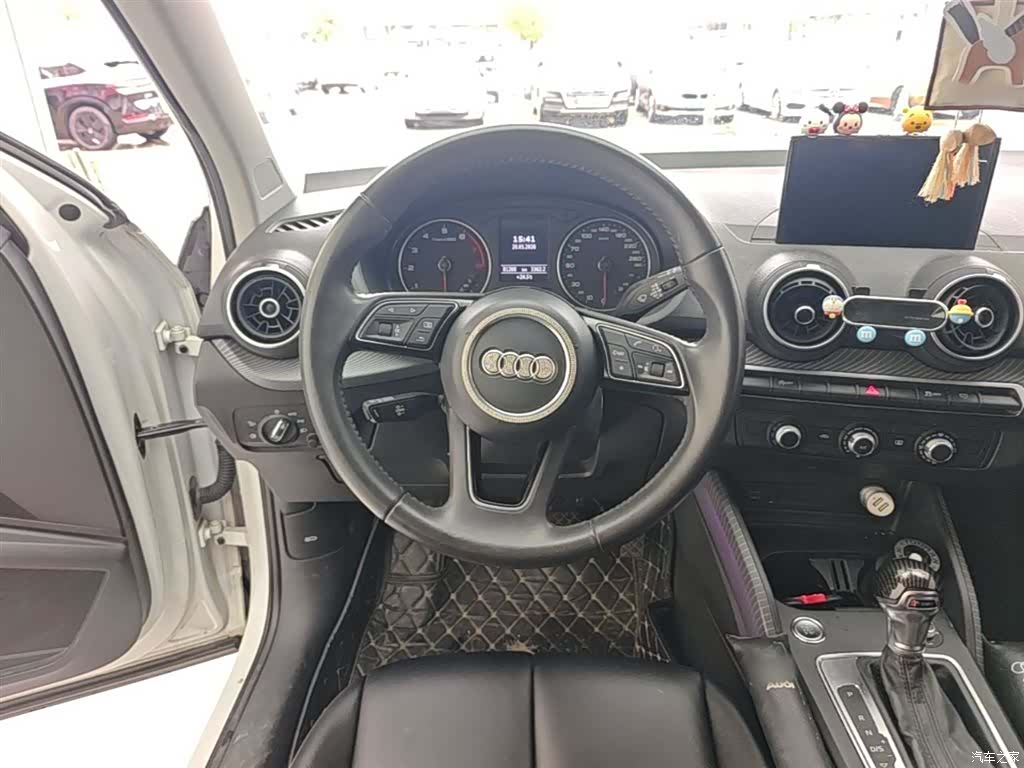 Audi Q2L, 2019 11