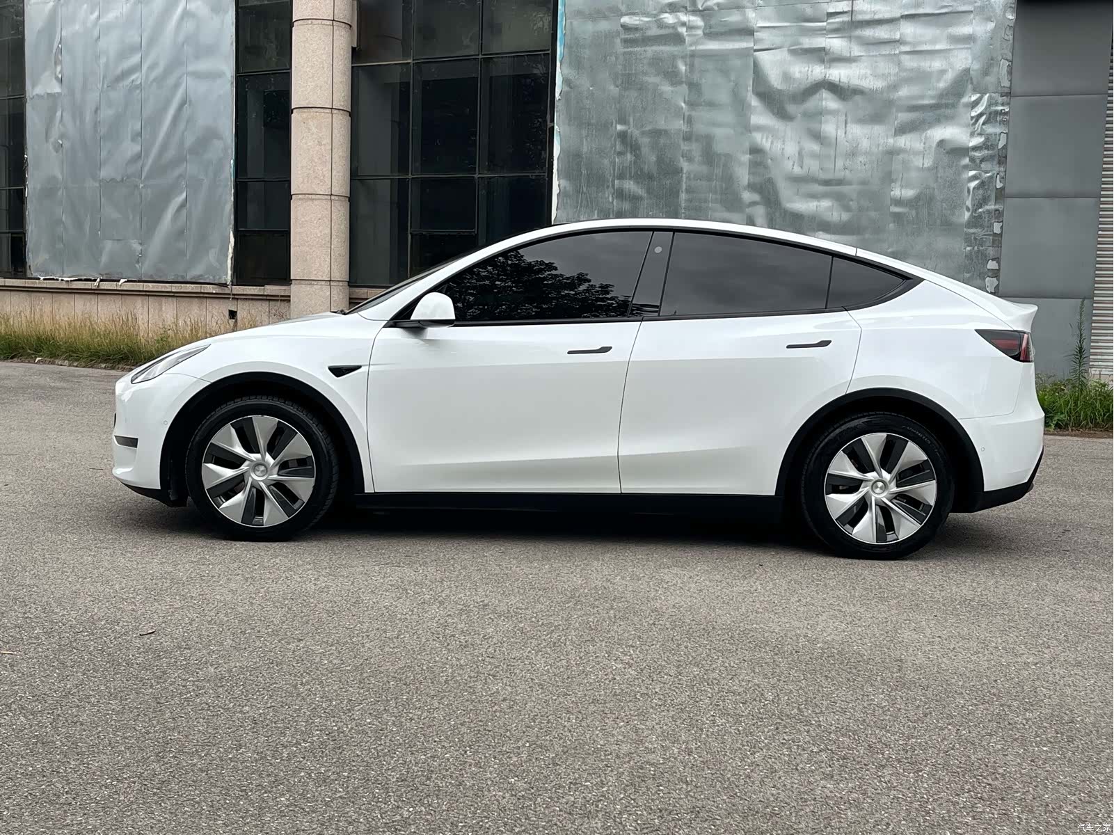 Tesla Model Y, 2021 3