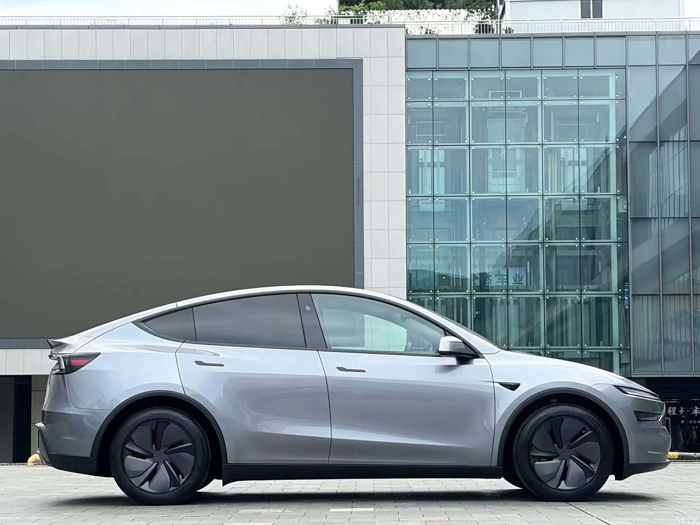 Tesla Model Y, 2025 8