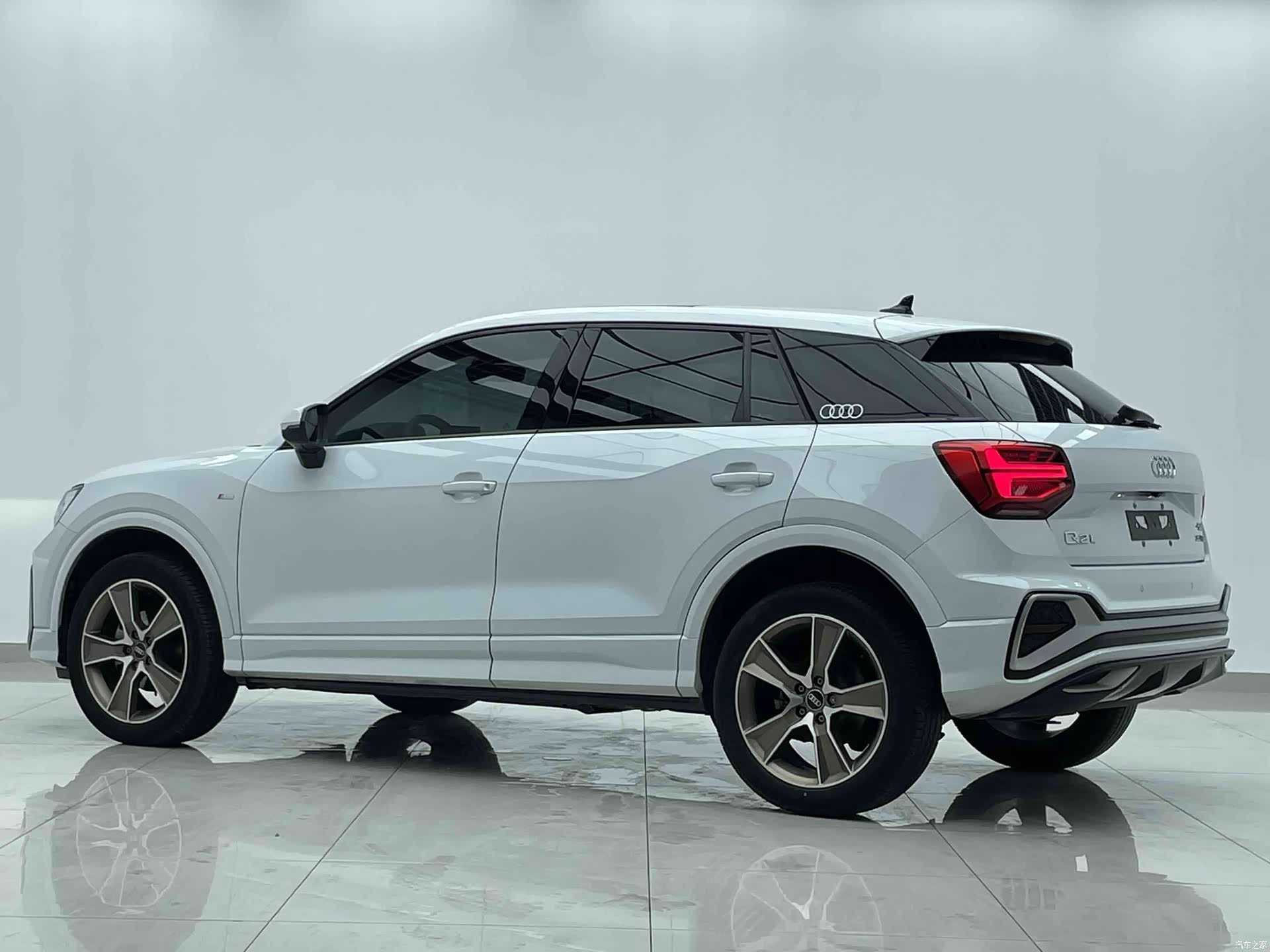 Audi Q2L, 2023 4