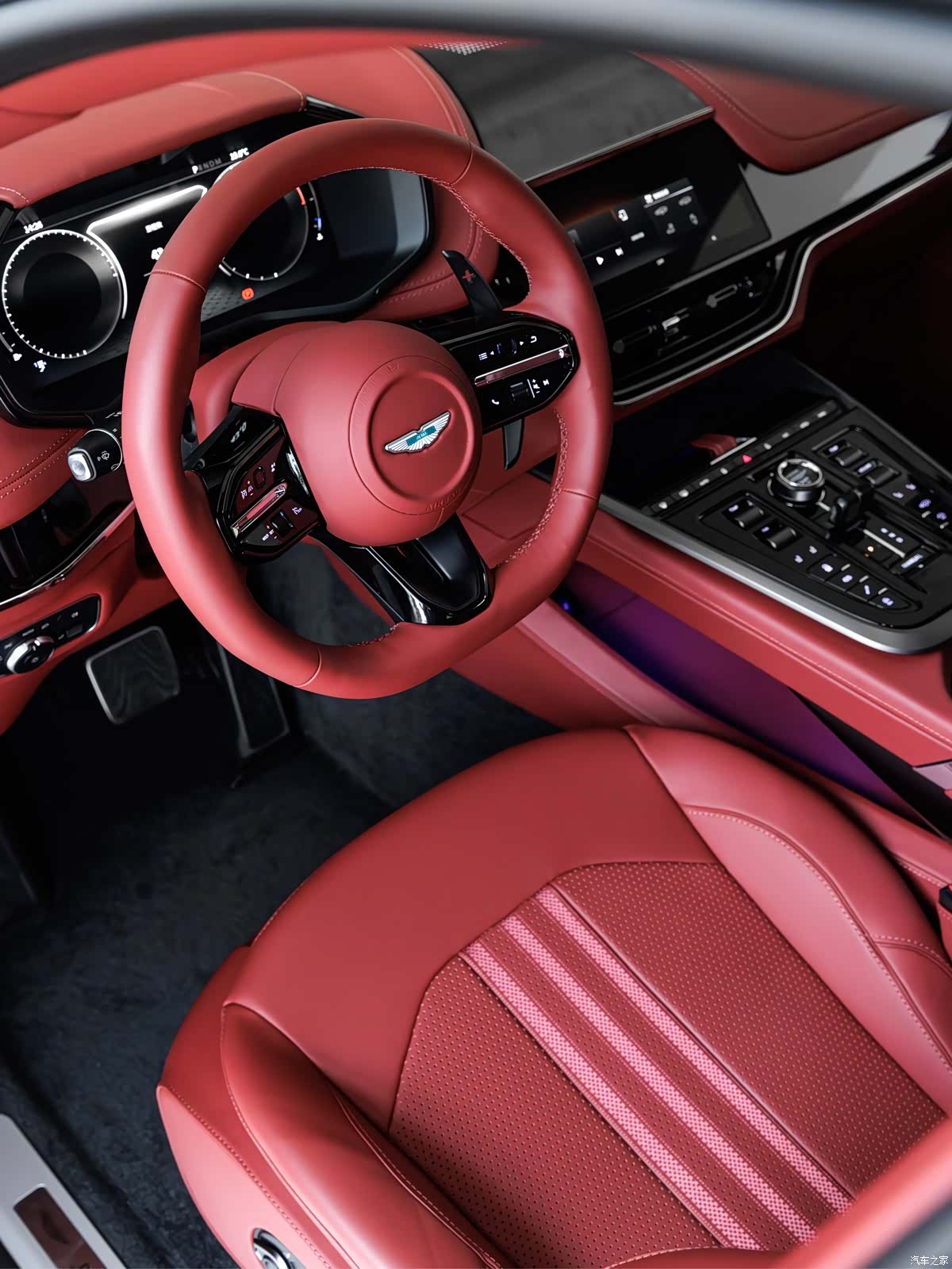 Aston Martin DBX, 2025 7
