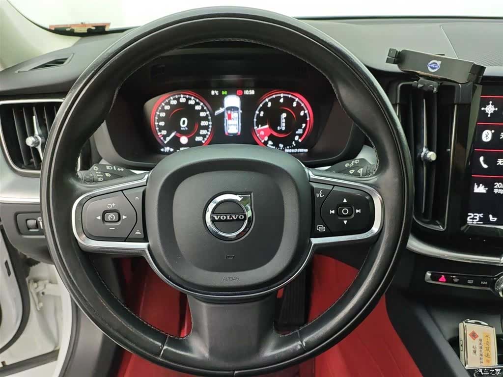 Volvo XC60, 2019 все фото