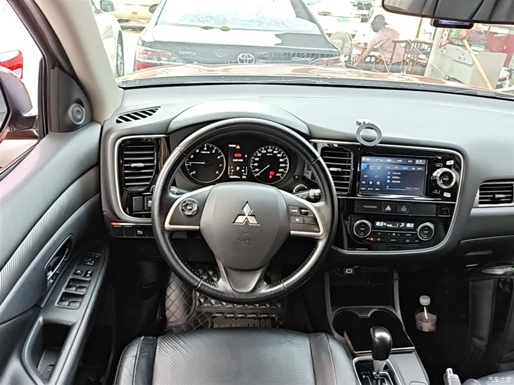 Mitsubishi Outlander, 2015 11