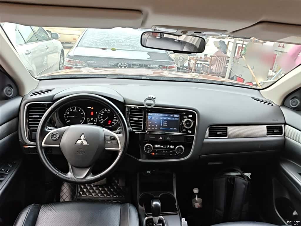 Mitsubishi Outlander, 2015 10