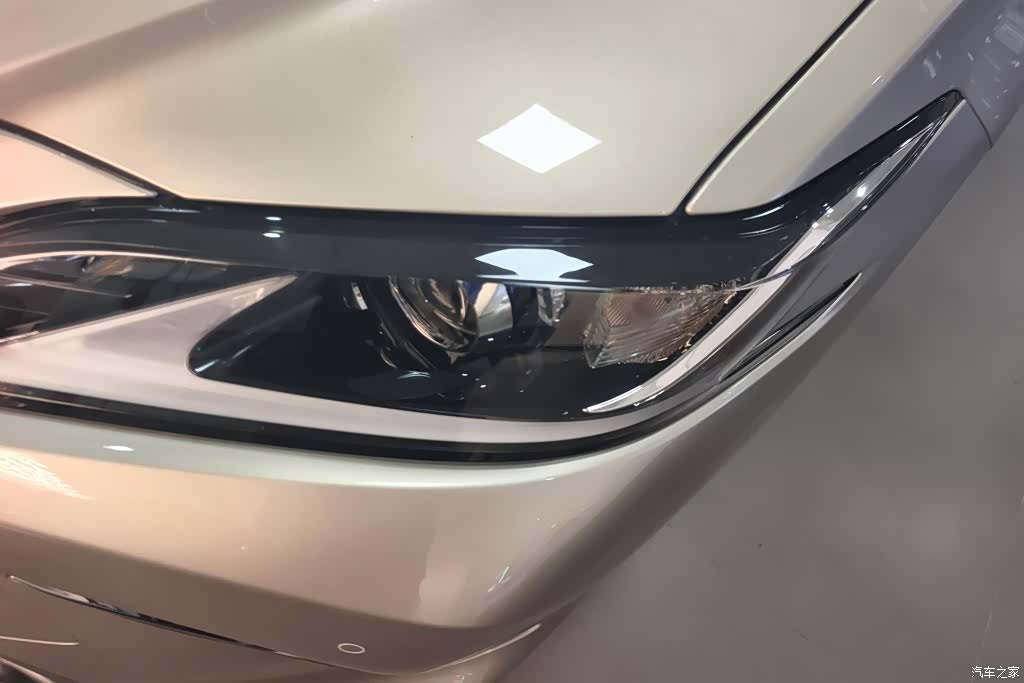 Lexus ES, 2019 все фото