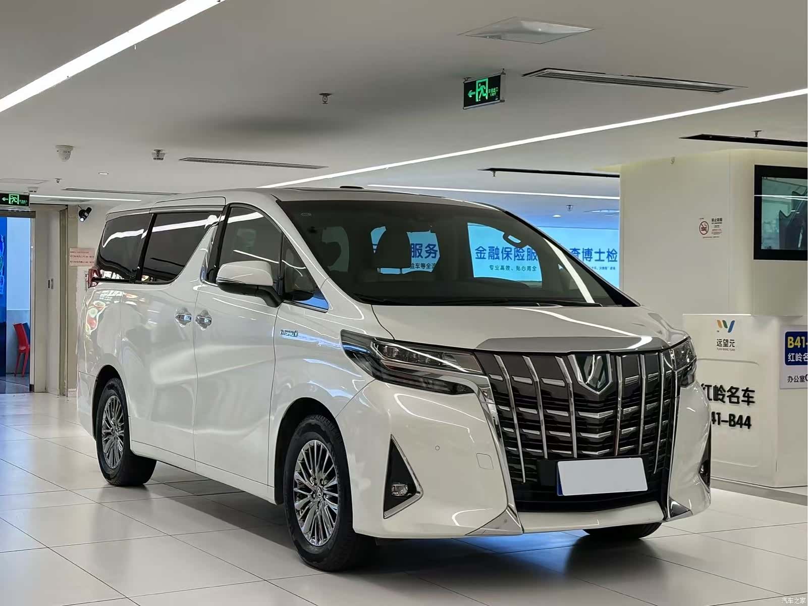 Toyota Alphard, 2023 3