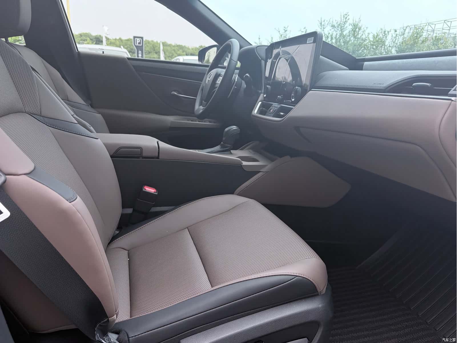 Lexus ES, 2025 13