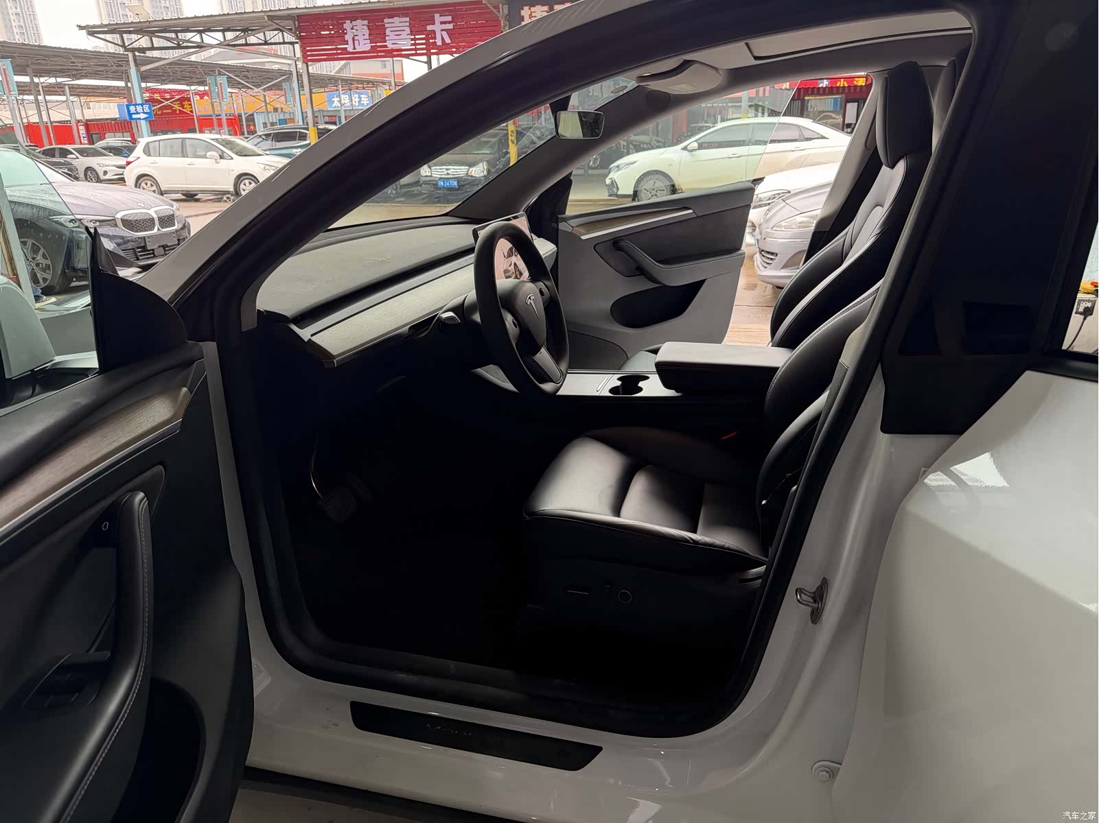Tesla Model Y, 2023 4