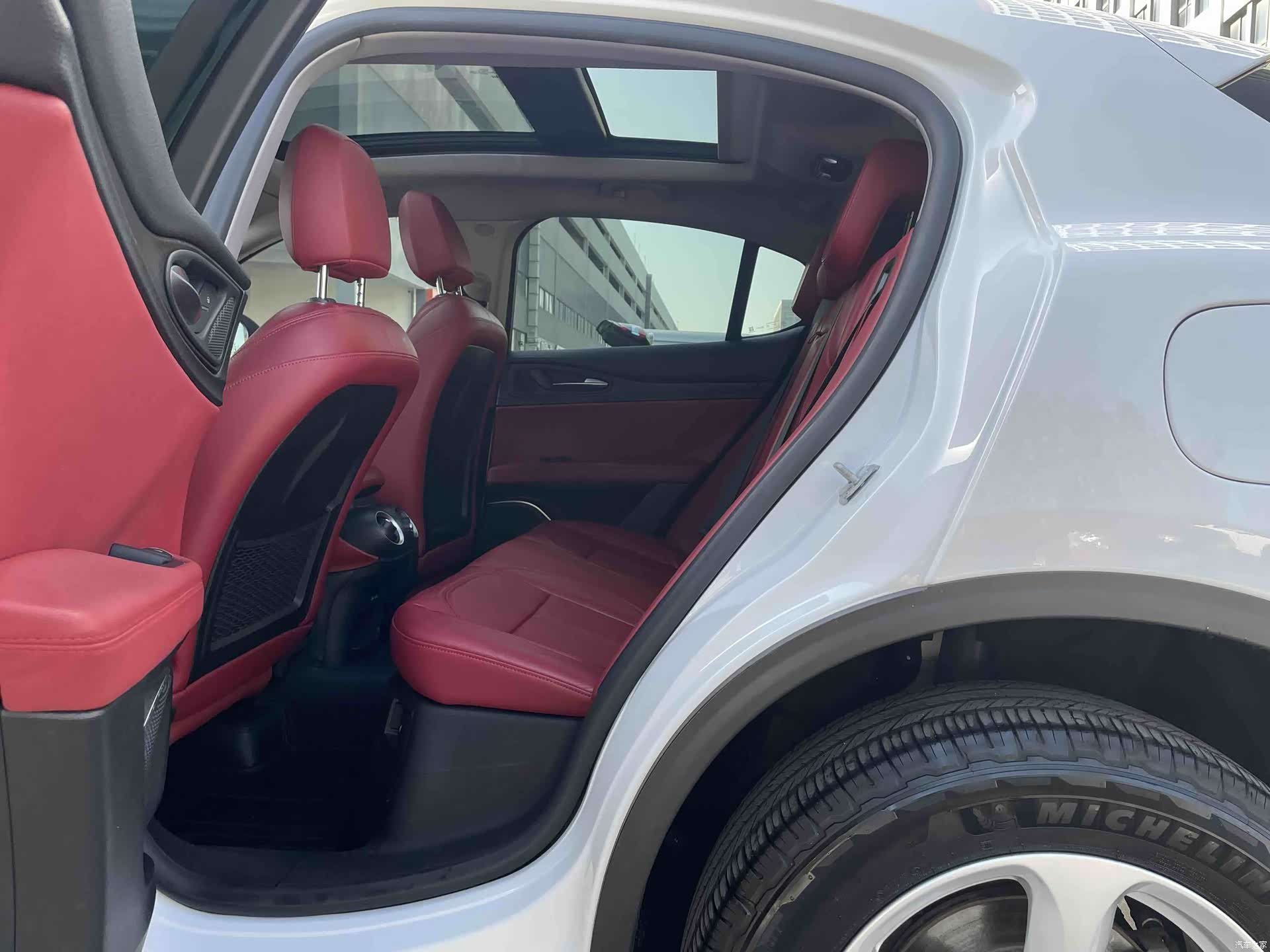 Alfa Romeo Stelvio, 2019 11