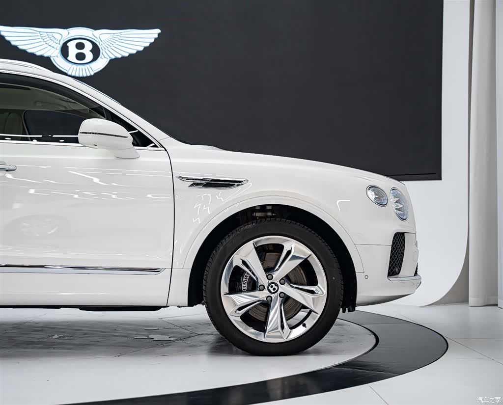Bentley Bentayga, 2023 22