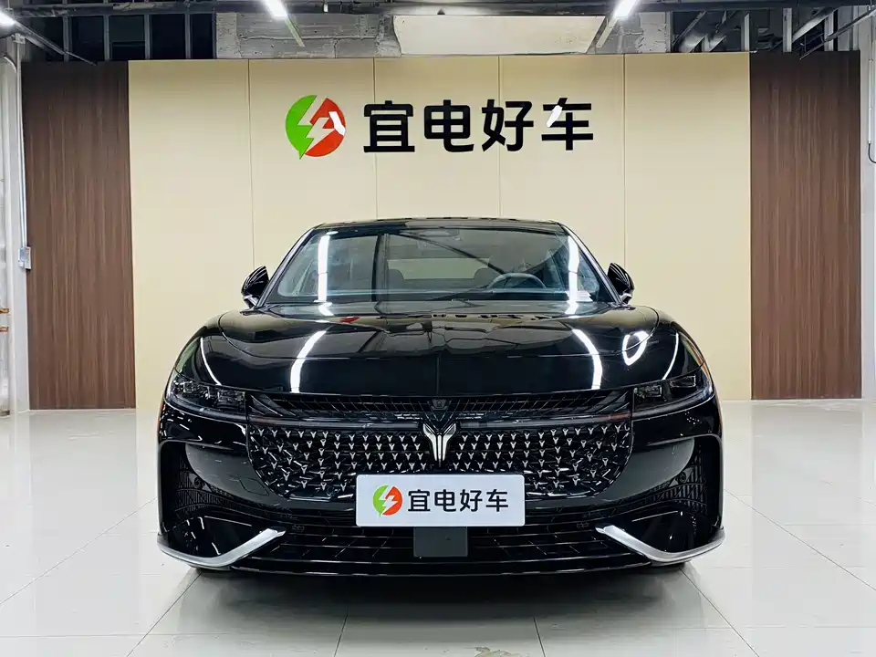 VOYAH Lantu chasing light