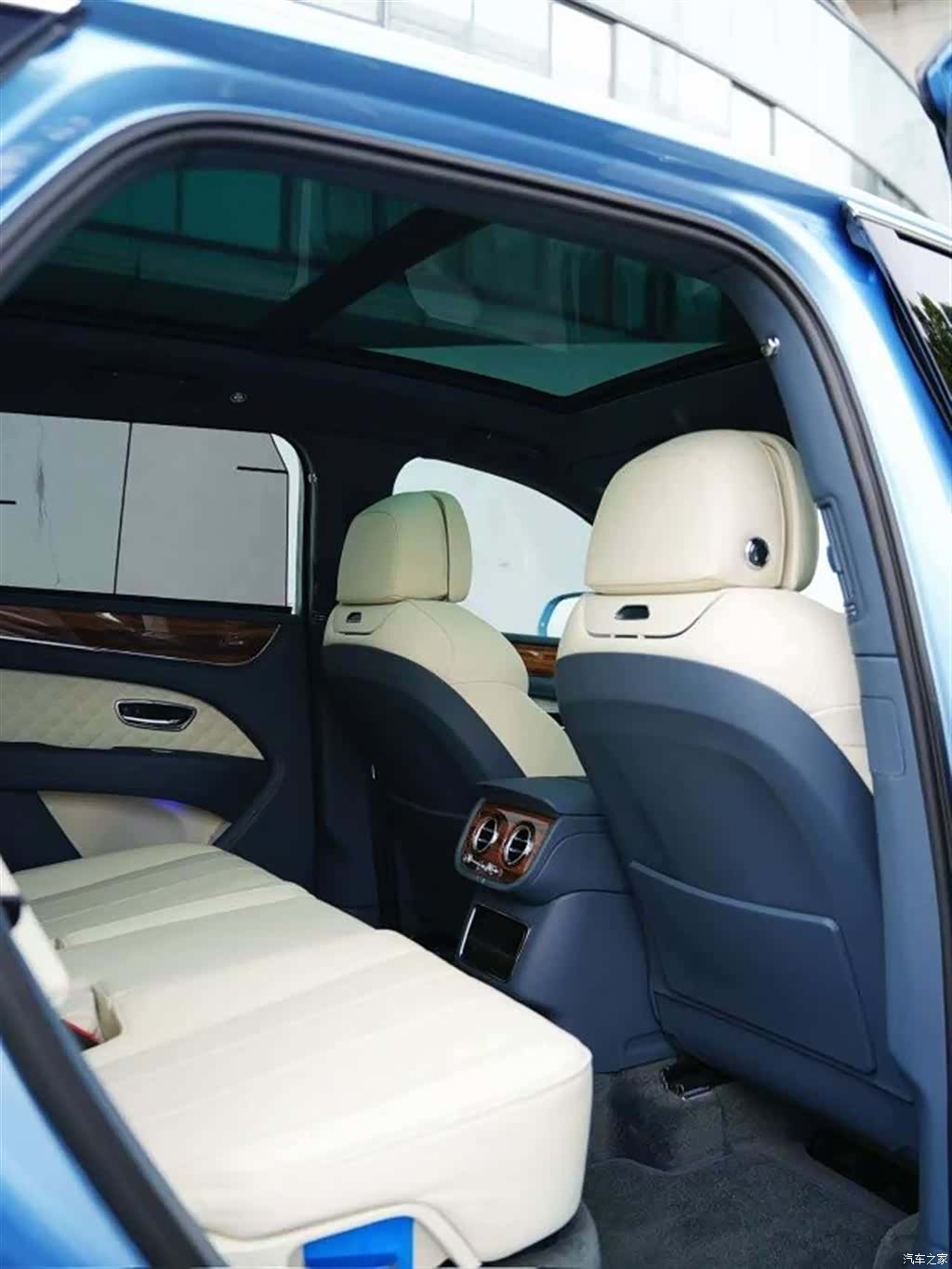 Bentley Bentayga, 2023 6