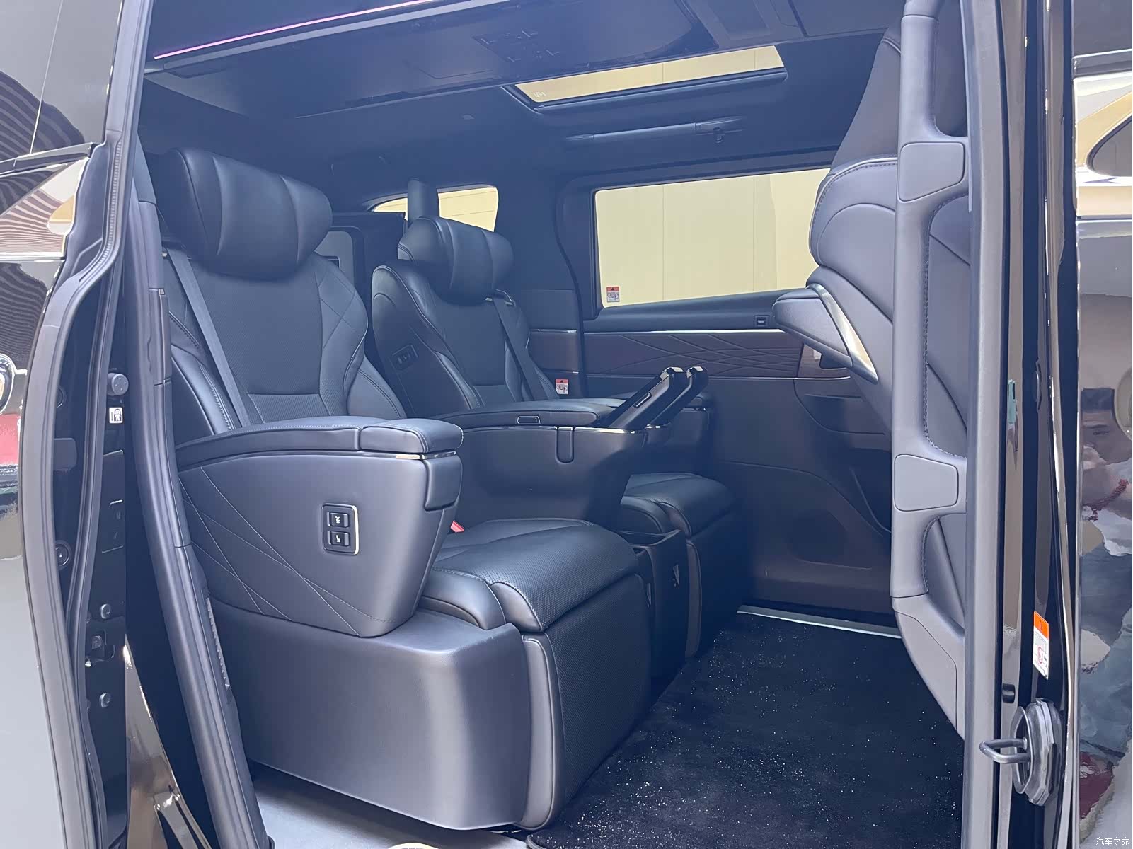 Toyota Vellfire, 2024 15