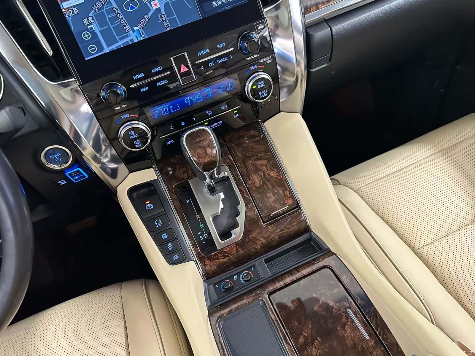Toyota Alphard, 2023 21