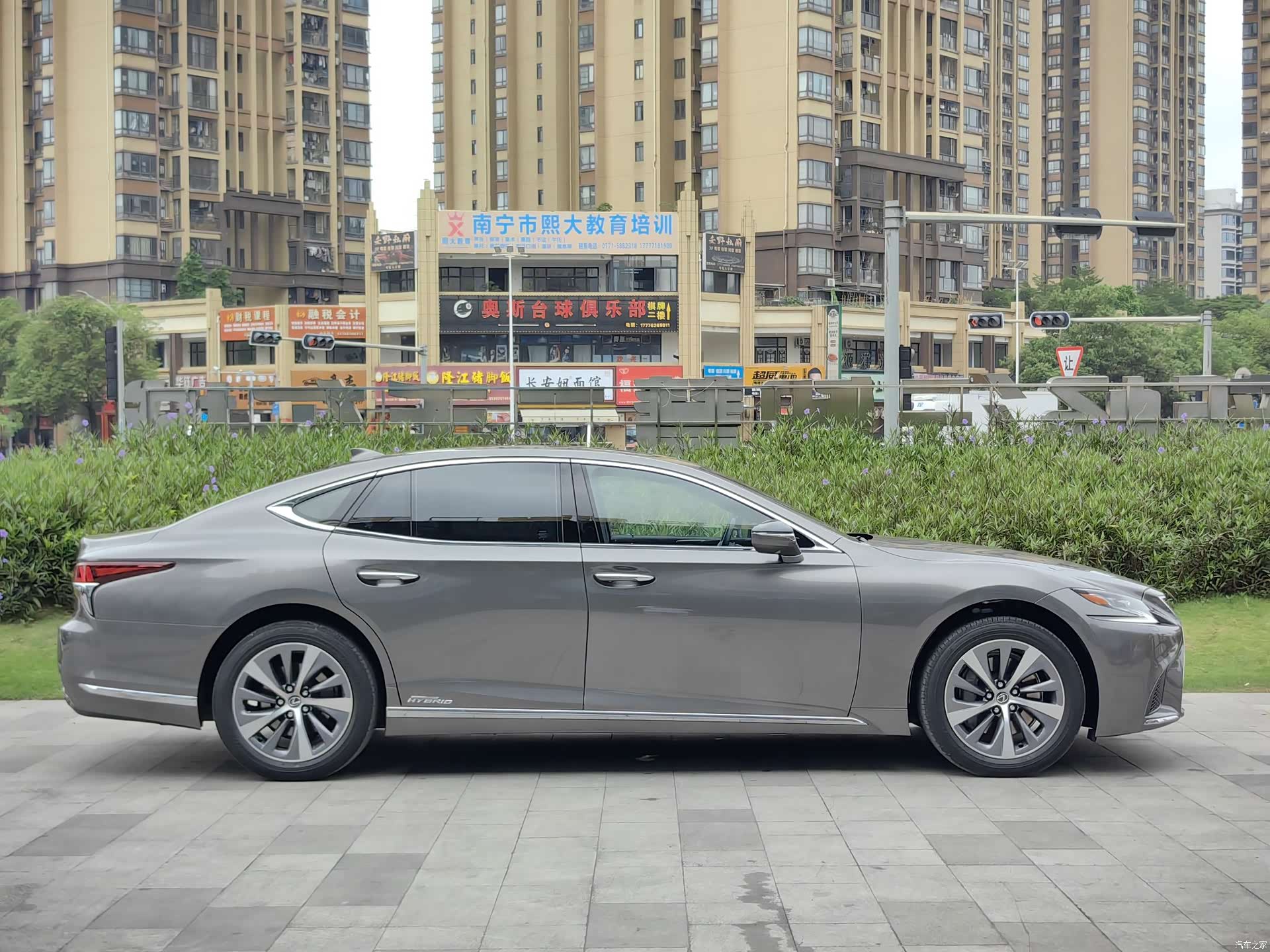 Lexus LS, 2019 3