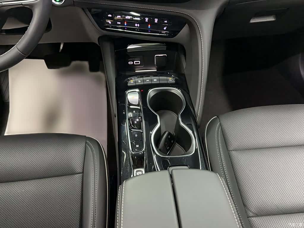 Buick Envision Plus, 2022 10