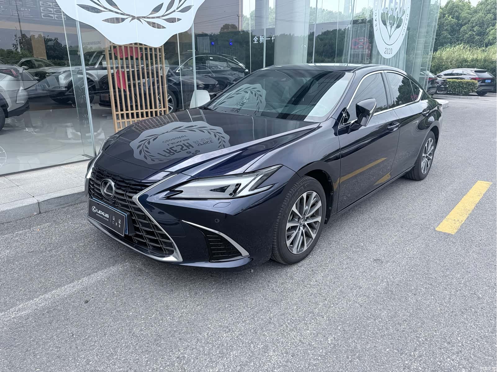 Lexus ES, 2025 1