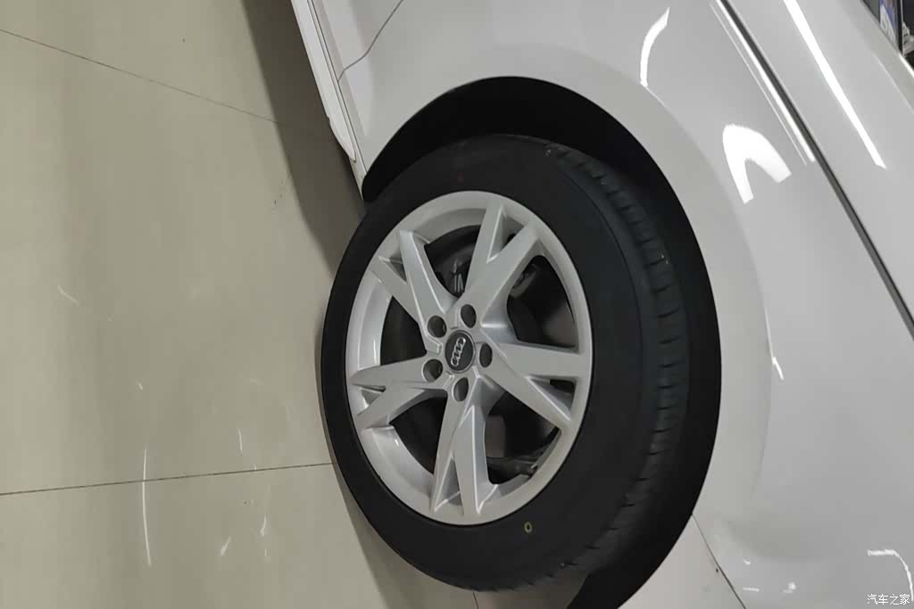 Audi A4L, 2018 6