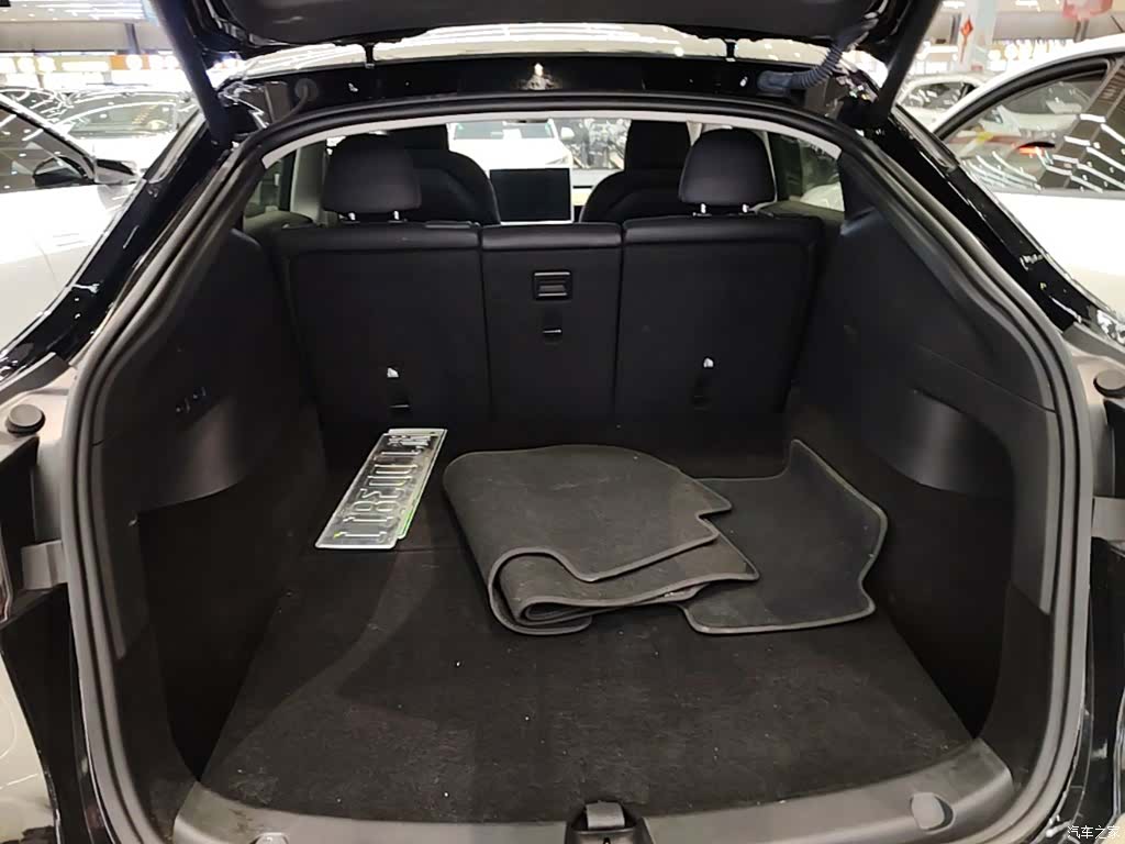 Tesla Model Y, 2023 19