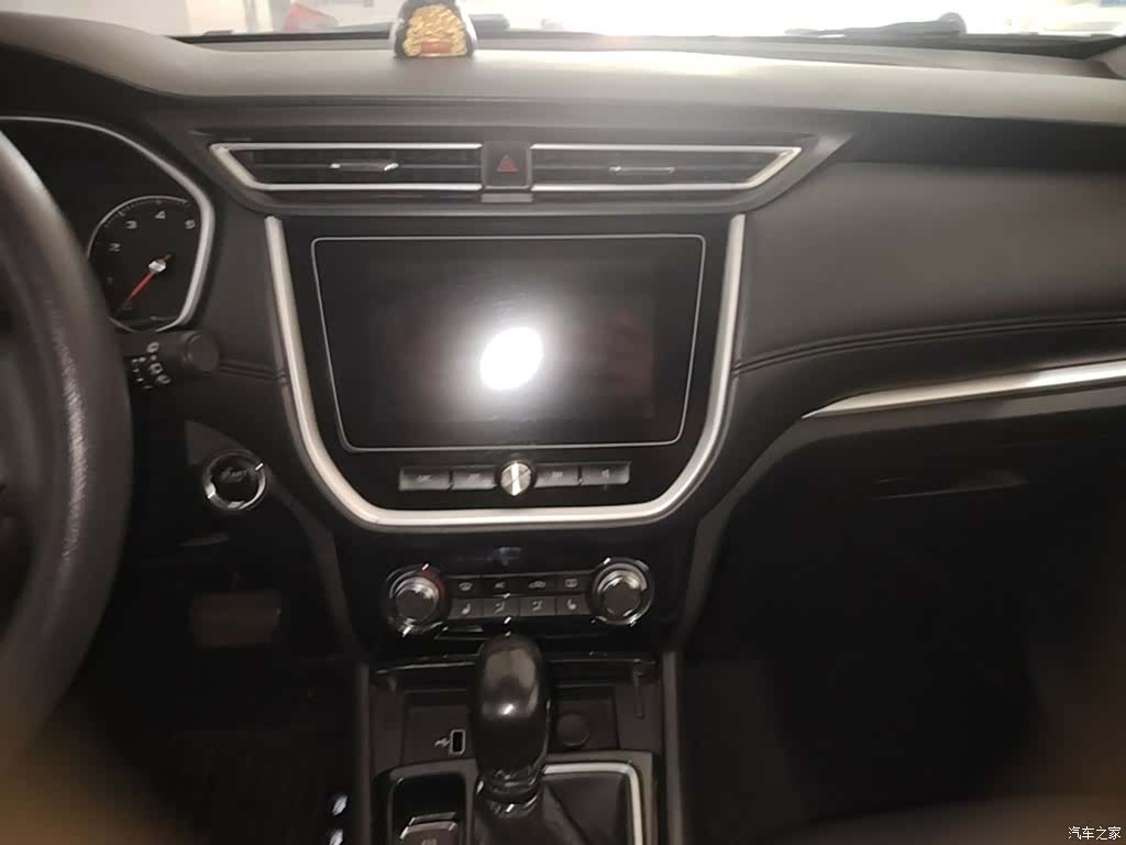 Roewe RX3, 2019 13