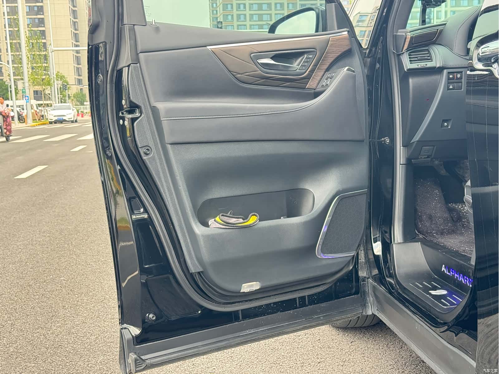 Toyota Alphard, 2024 8