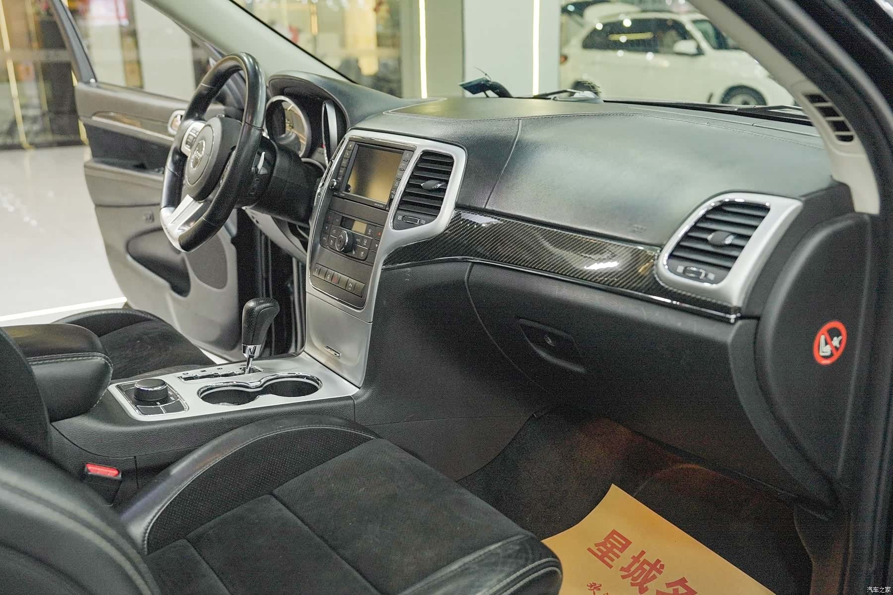 SRT Grand Cherokee, 2012 16