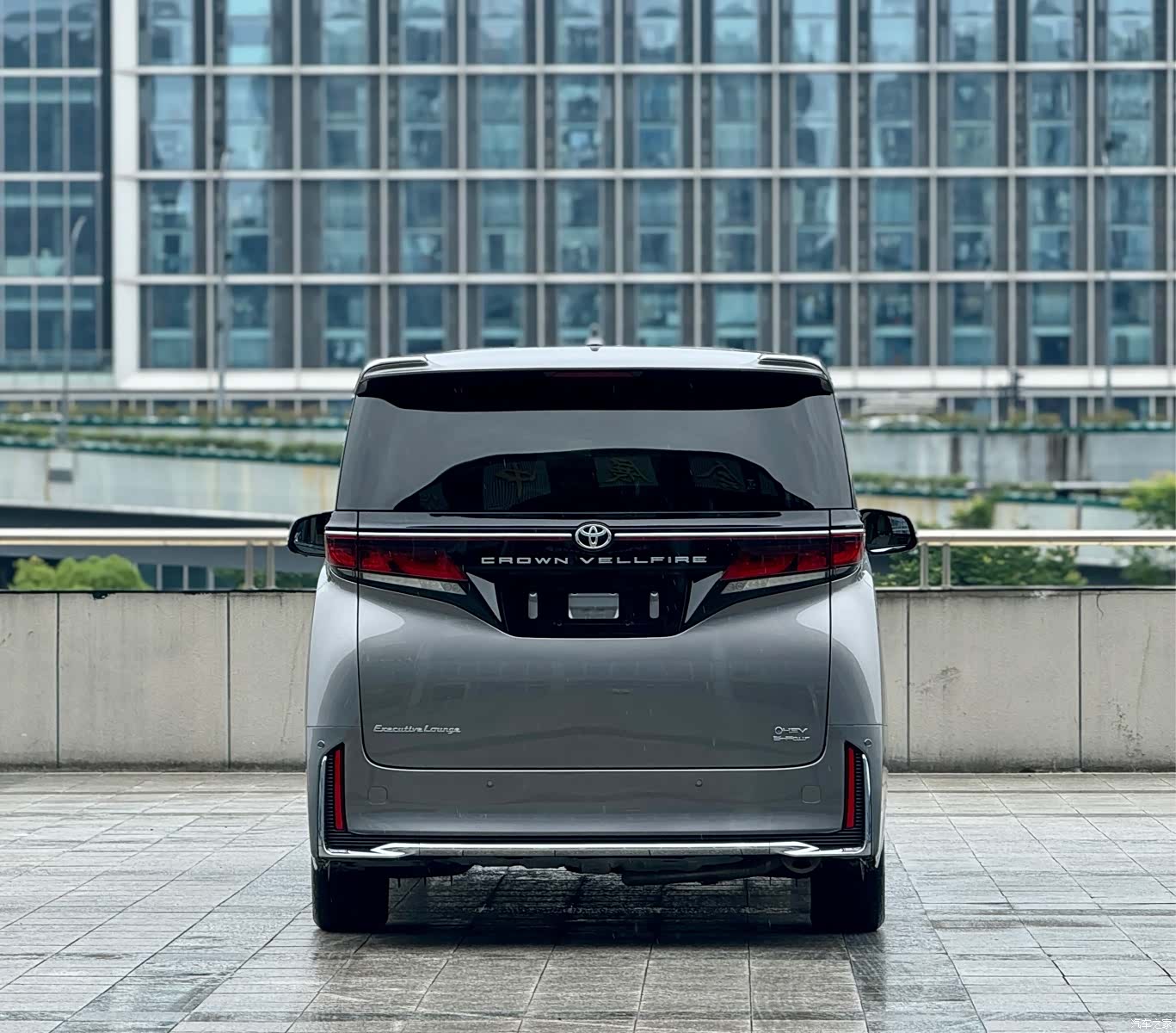 Toyota Vellfire, 2025 4