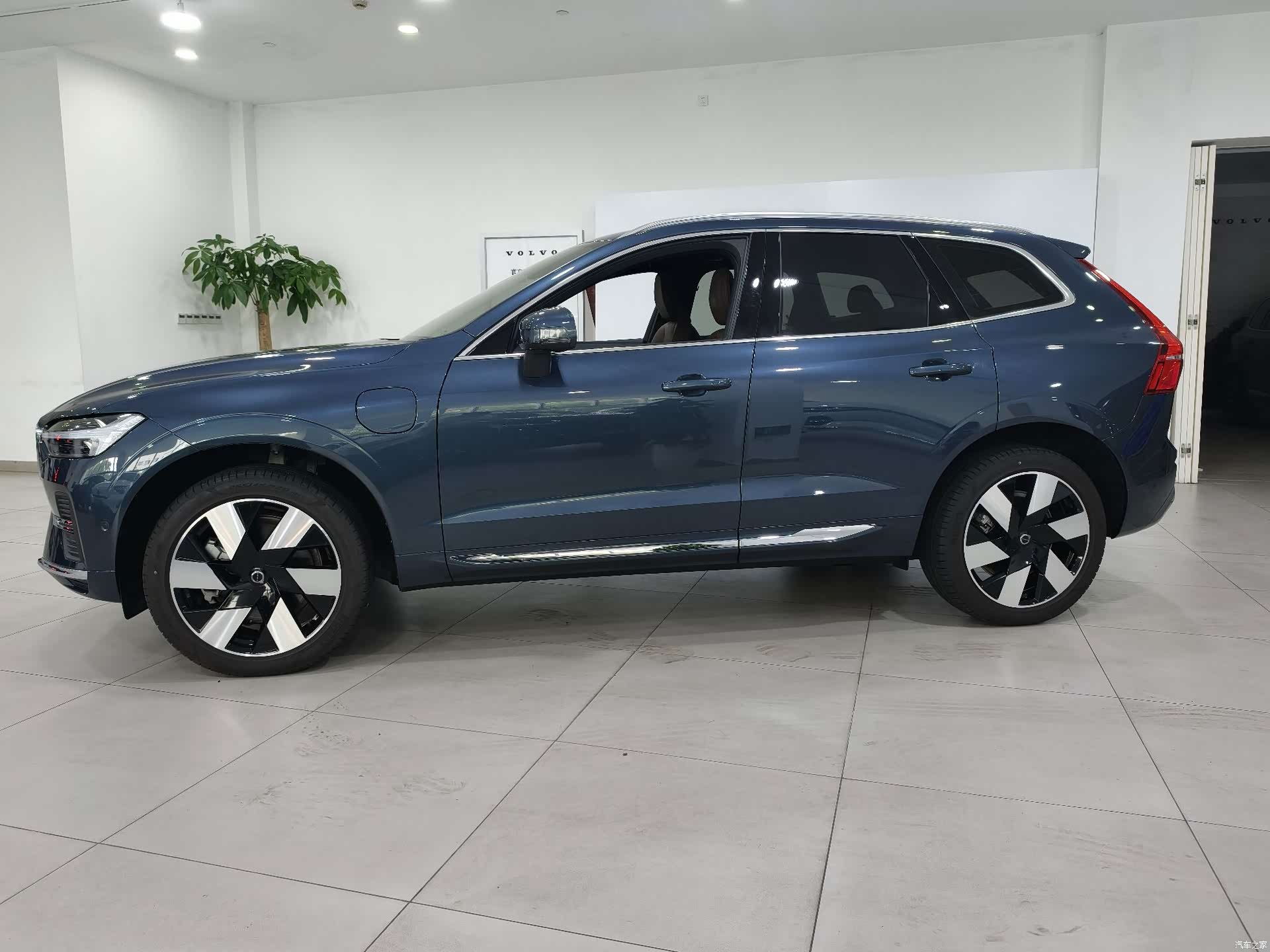 Volvo XC60, 2025 4