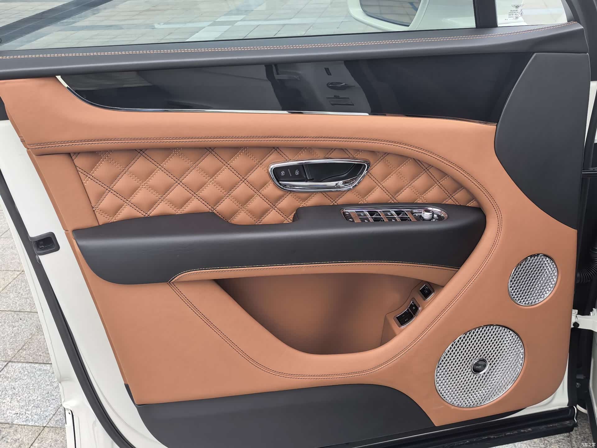 Bentley Bentayga, 2023 20