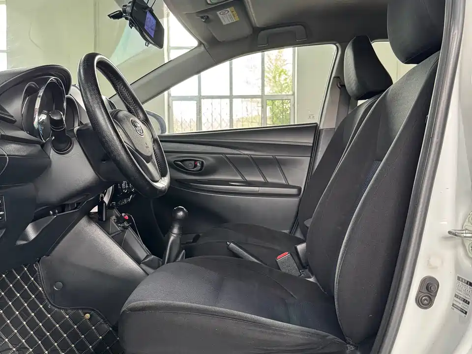 Toyota YARiS L to enjoy