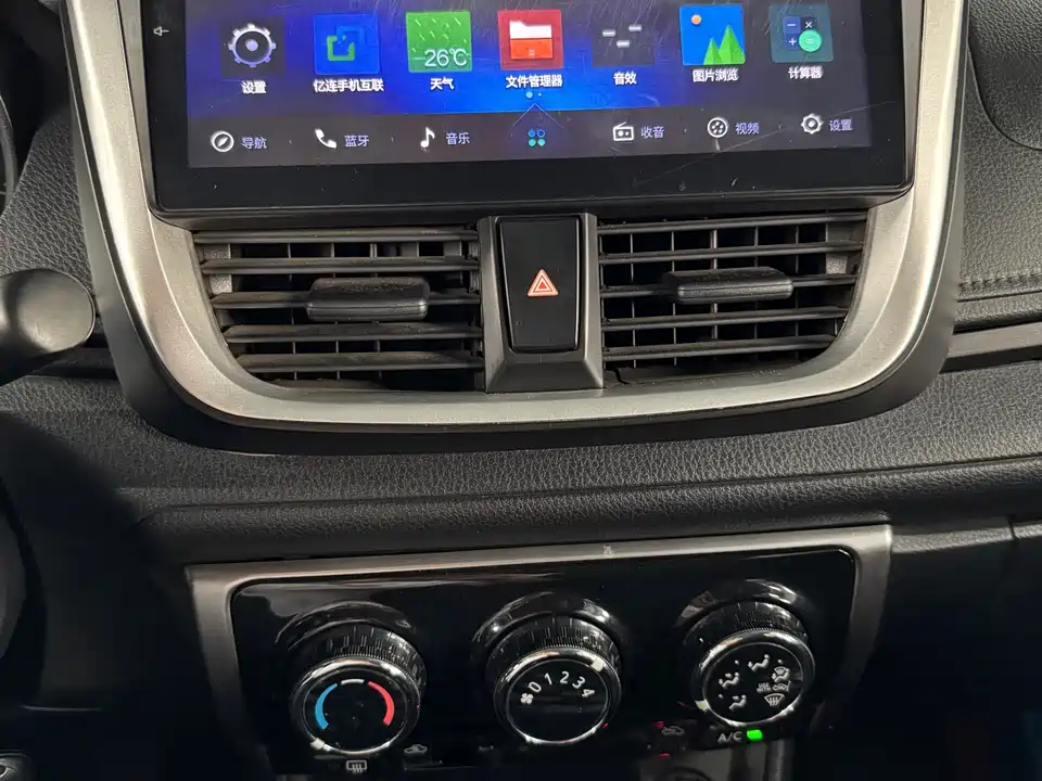 Toyota YARiS L to enjoy