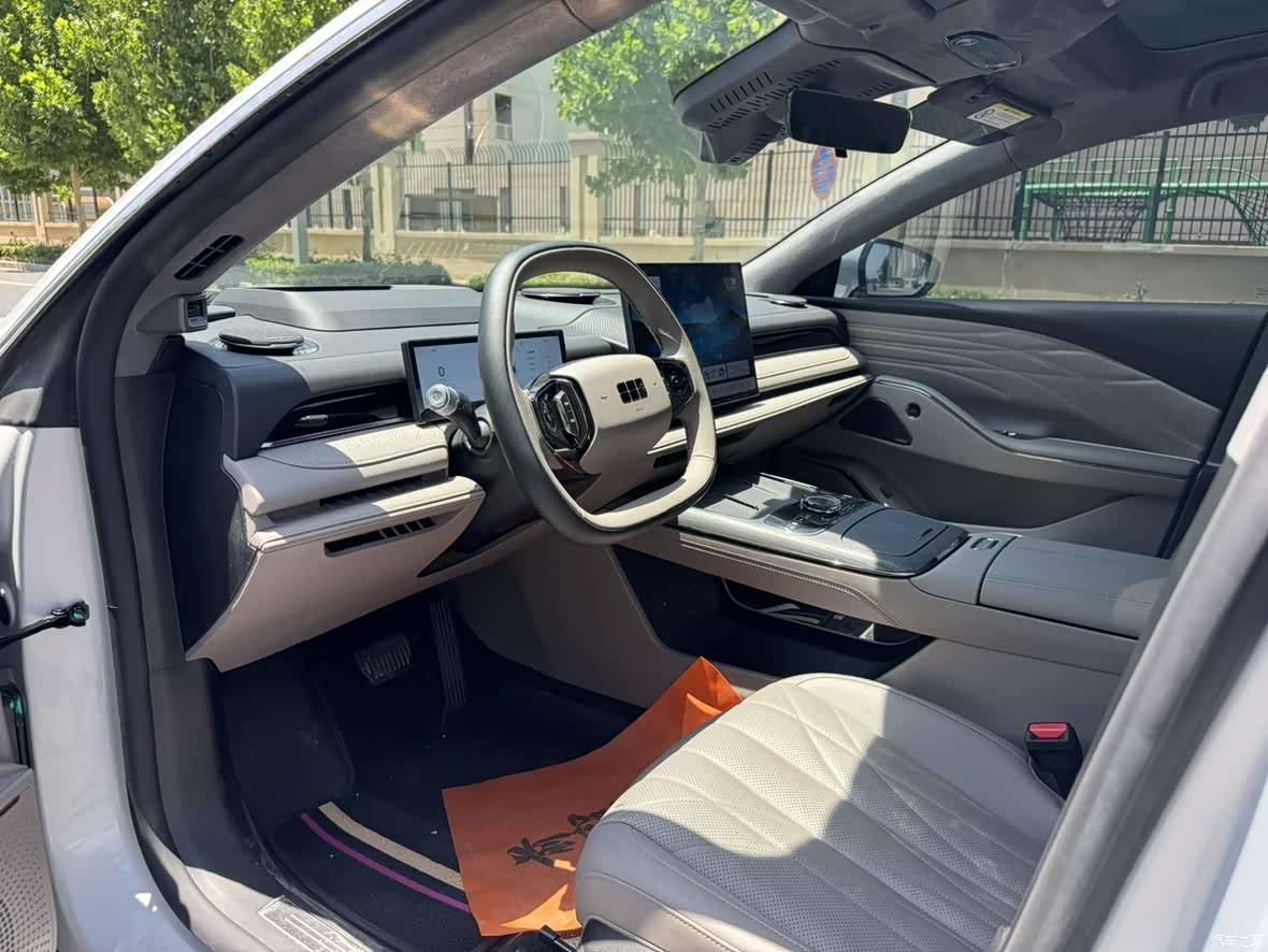 Geely 8, 2025 8