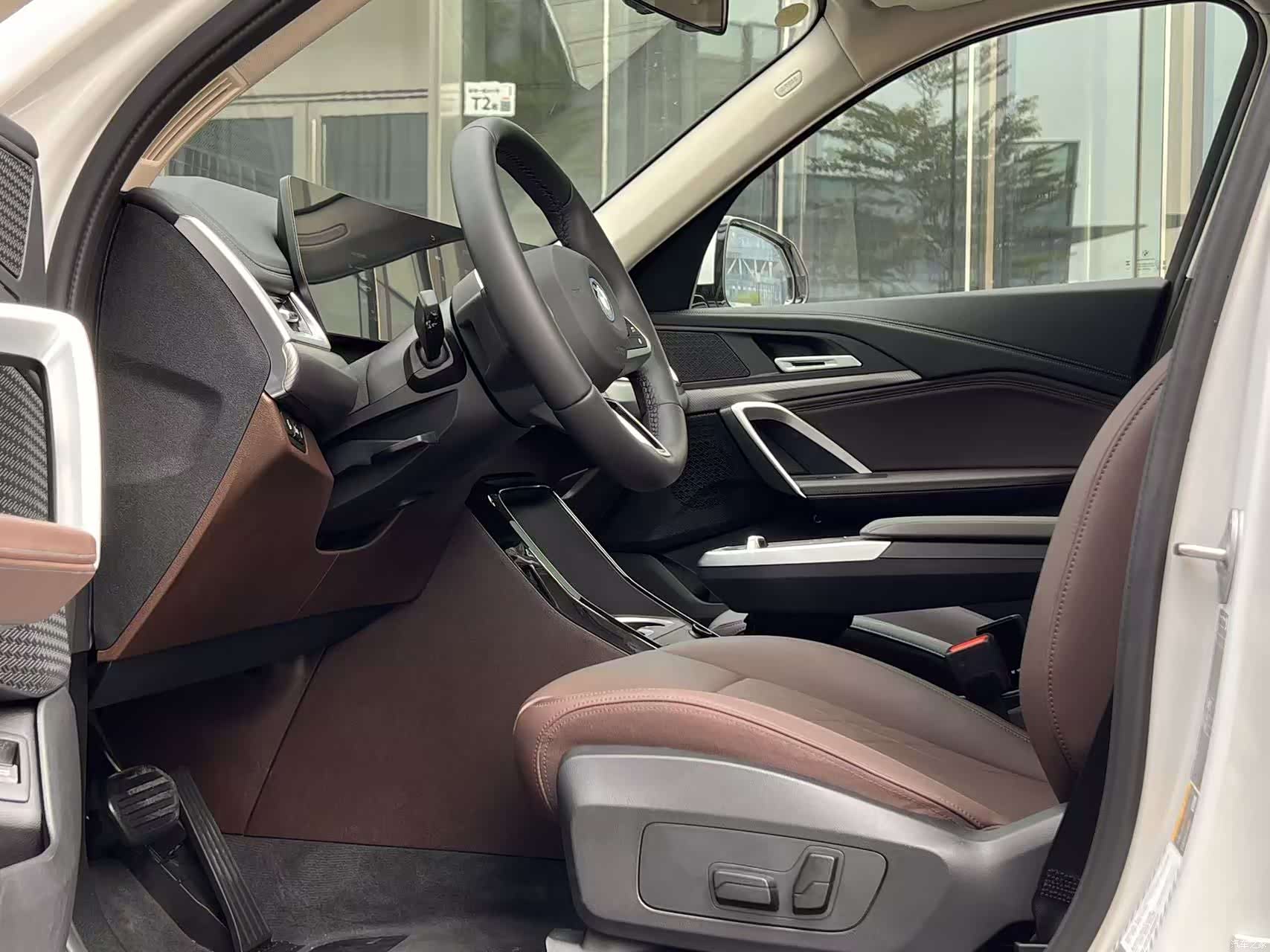 BMW iX1, 2025 12
