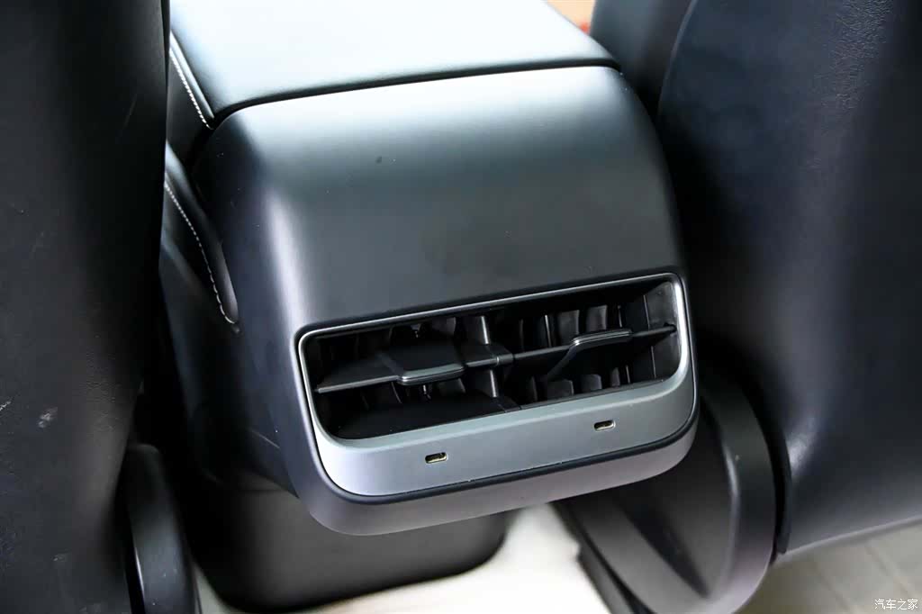 Tesla Model Y, 2023 33