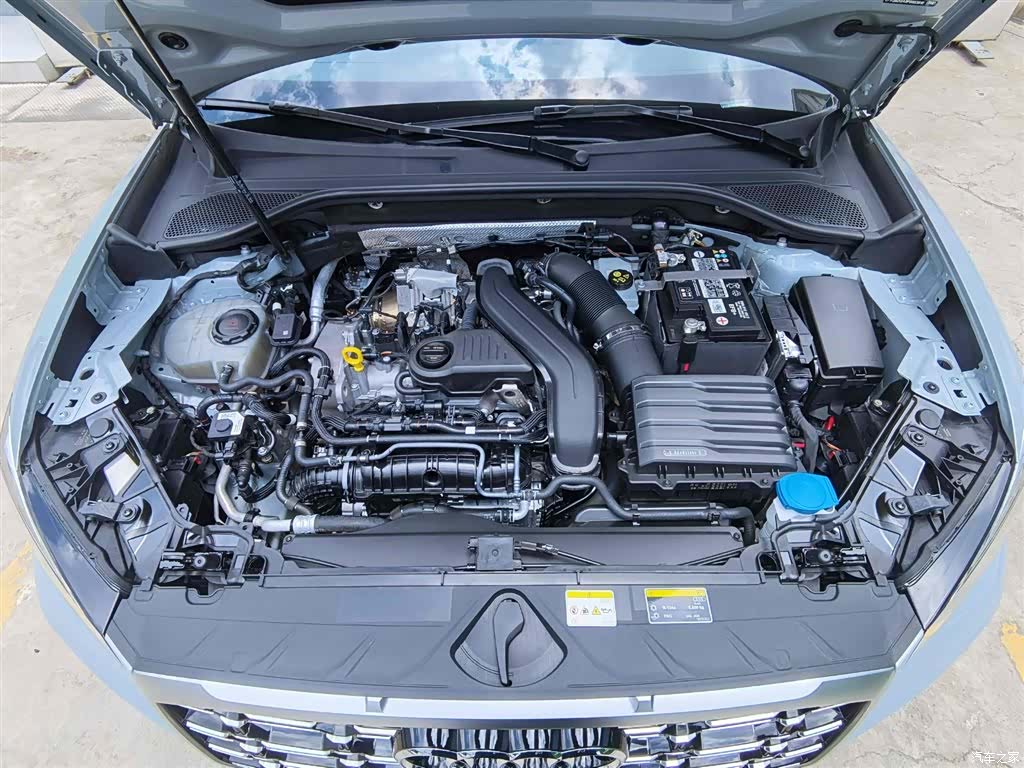 Audi Q2L, 2024 9