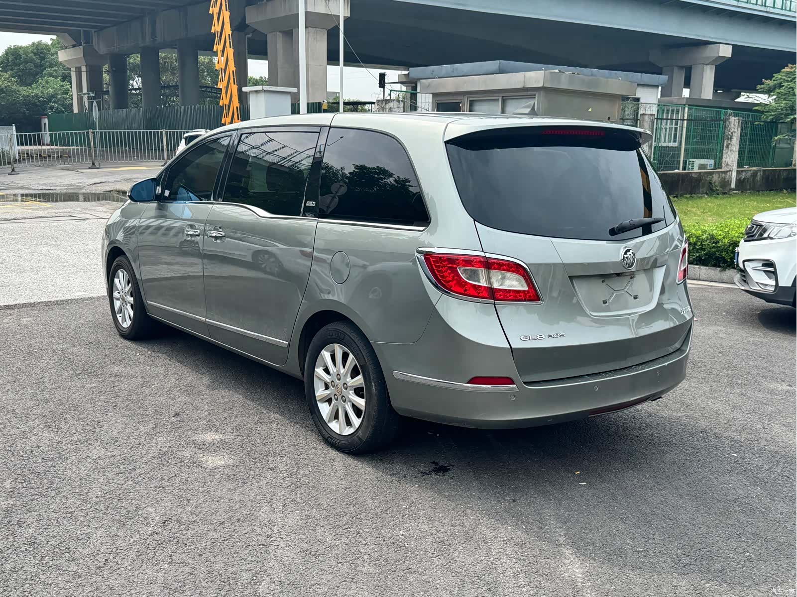 Buick GL8, 2011 16