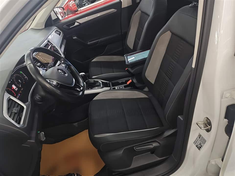 Volkswagen T-ROC exploring Songs