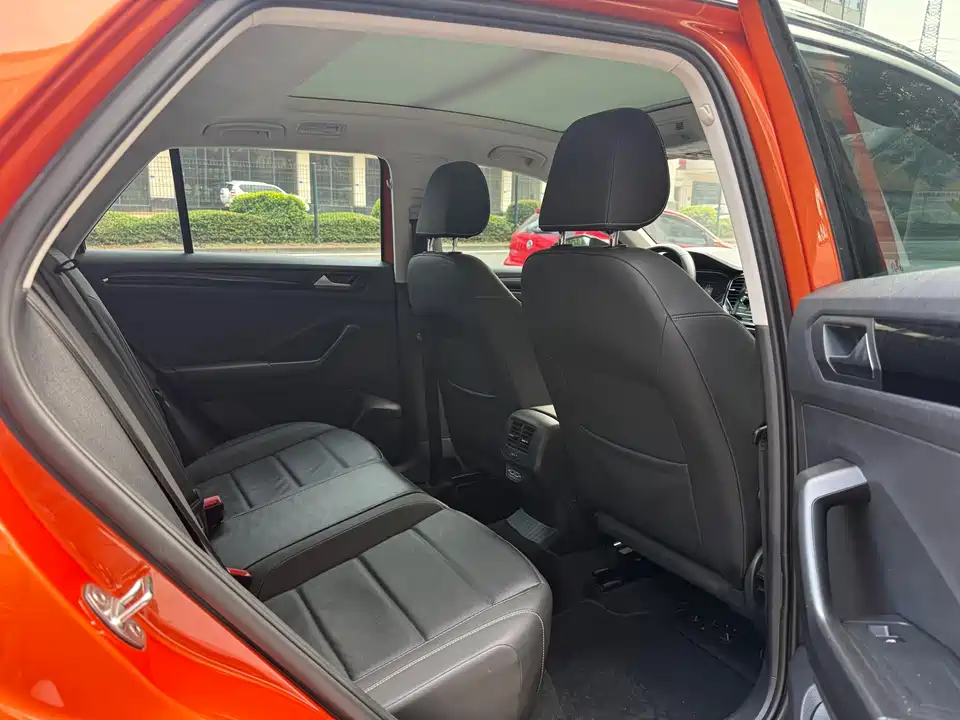 Volkswagen T-ROC exploring Songs