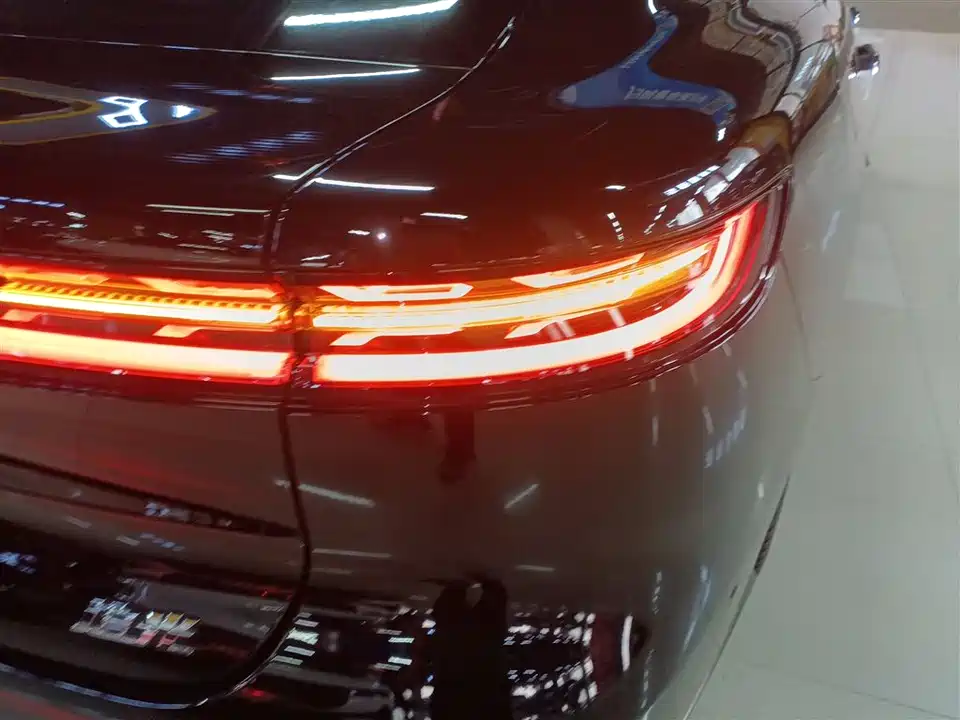 VOYAH Lantu chasing light