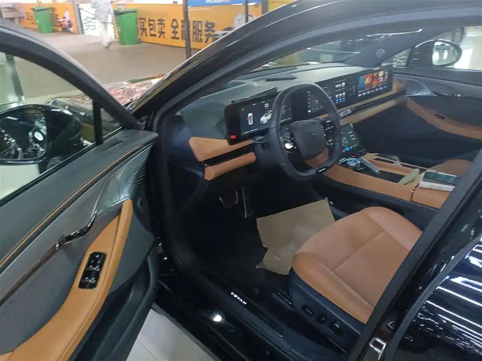 VOYAH Lantu chasing light