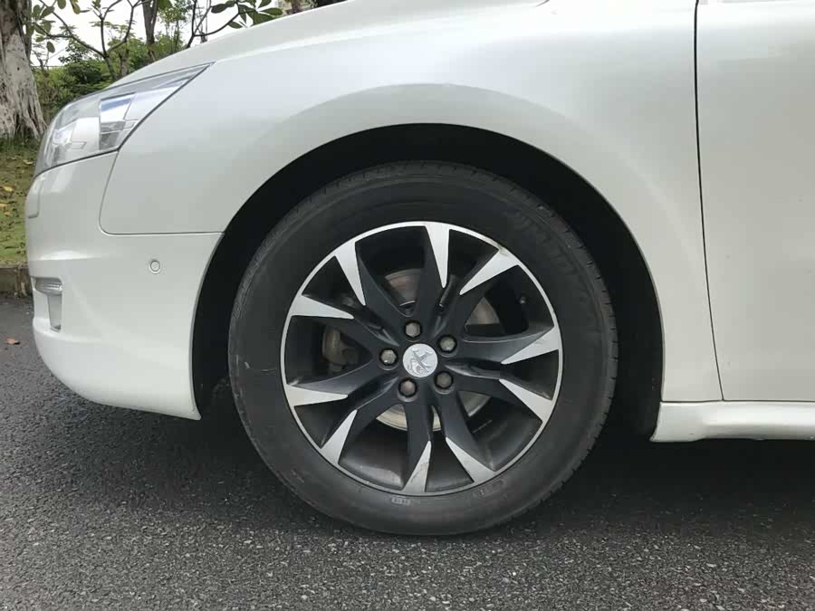 请帮我设计一个艺术签名,名字"徐志伟"!