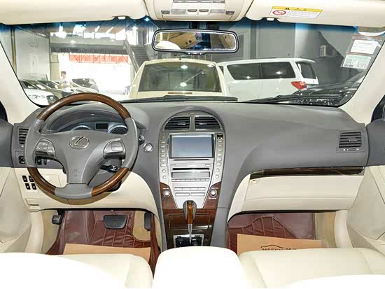 中控仪表全图 : 内饰设计简洁明了,各个按键功能正常