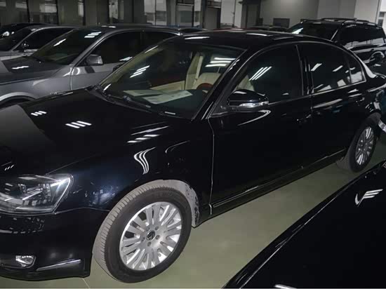 左侧 : 侧面线条流畅,腰线饱满