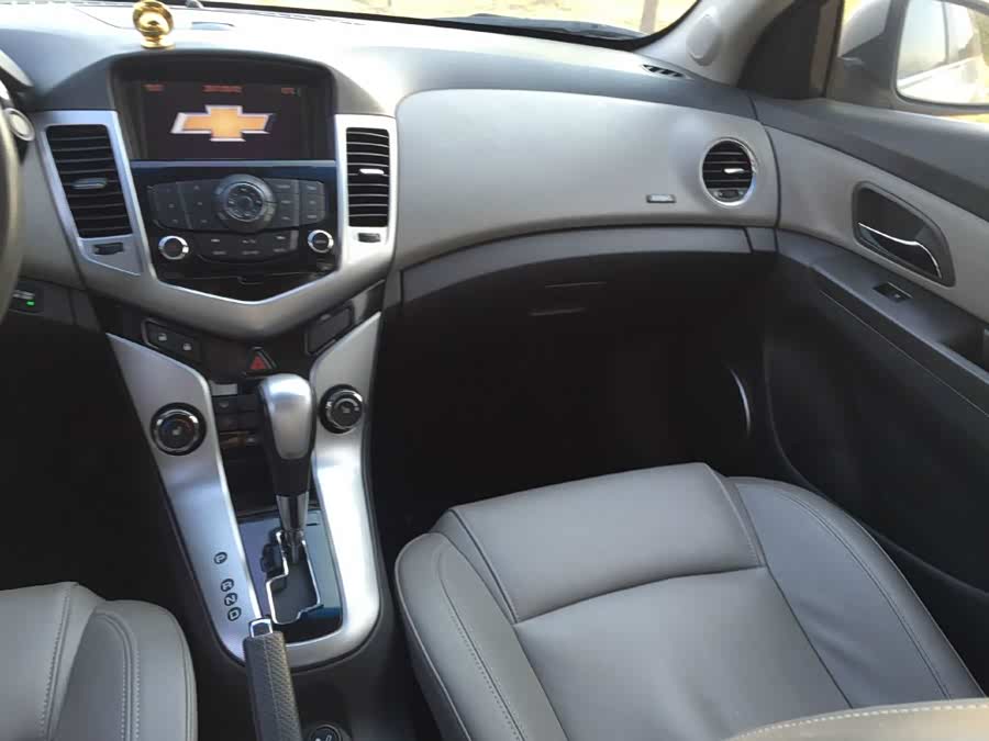 两个外国小孩在亲吻,求出处